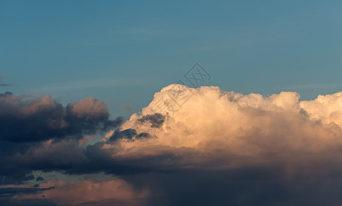 云与蓝天空天堂天空天气场景阳光蓝色晴天环境空气自由图片