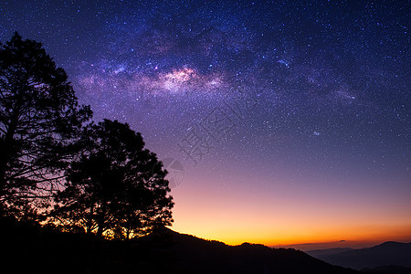 银河系的风景 夜空中有星星 还有山上的一些树图片