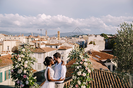 异族新婚夫妇 在大楼的屋顶举行婚礼 可欣赏城市和圣母百花大教堂的城市景观 意大利佛罗伦萨的目的地美术婚礼发型皮肤绅士大男子拱门主图片