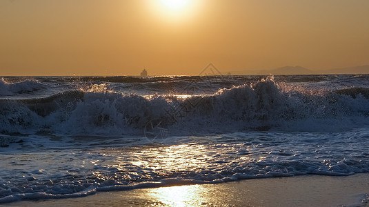 日落的海平面货轮月光环绕风景图片