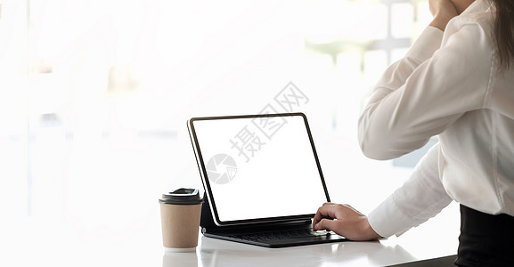 身着衬衫 坐在工作场所的沉睡少女打智能平板电脑空白屏幕键字图片