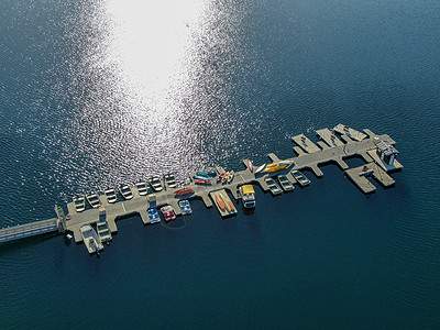 米拉马尔湖小码头的空中观察 有踏板船和小型机动艇踪迹娱乐风景跑步闲暇鸟瞰图水库码头摩托艇脚踏船图片