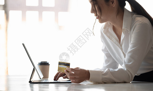 女孩在智能平板电脑上使用信用卡在互联网上进行购买在线购物概念银行电话女性成人互联网安全商业店铺金融男人图片