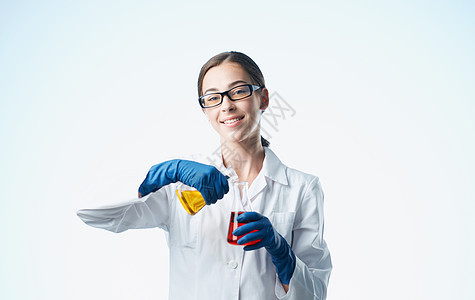 手头有疫苗火瓶的女专业医生 分析药品测试生物学管子园艺研究员化学家微生物学实验温室图片