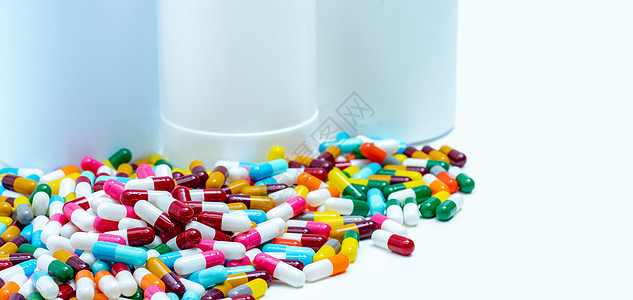 一堆五颜六色的抗生素胶囊药片放在模糊的塑料药瓶上 抗生素耐药性概念 抗生素药物巧妙使用 药物相互作用 医药行业 多药房背景