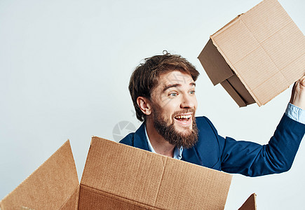 正式规定 在新的工作场所移动新生活方式的人群中装有男用箱子的人办公室公司男性服务包装工人纸板成人运输男人图片