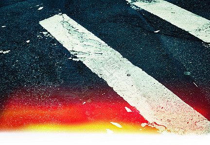 沥青上的道路标记条纹运输灰色斑马白色交通路面黑色人行道街道图片