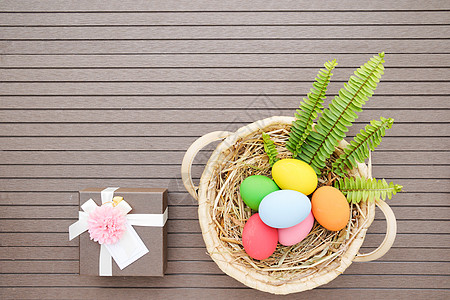 篮子和礼品盒中的复活节鸡蛋假期季节木头传统盒子礼物盒食物庆典季节性桌子图片