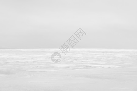 冰冻的海水和地平线上的灰色天空荒野寂寞美丽天际季节风景孤独沙漠气候海洋图片