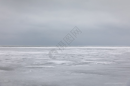 冰冻的海水和地平线上的灰色天空气候风景美丽土地海洋天气场景荒野沙漠季节图片