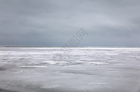 冰冻的海水和地平线上的灰色天空美丽场景孤独天际冻结沙漠海洋寂寞风景荒野图片