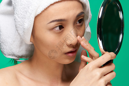 从干净的皮面镜上的漂亮女人 手照护护理美容师女性微笑喜悦浴室绿色打扫背景镜子温泉图片