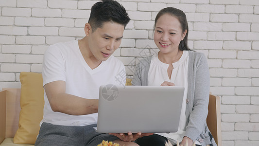 丈夫和妻子工作 使用笔记本电脑分析其财务情况 对家庭经济的分析男性网站金融女性朋友们男人互联网房间房子商业图片