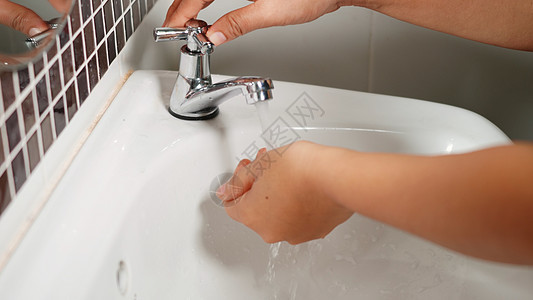 妇女用肥皂洗手和在水龙头下洗手微生物酒店浴室卫生温泉预防女性泡沫医院流感图片