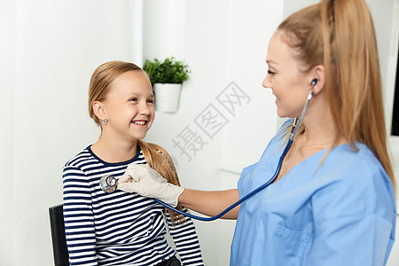 女医生对住院治疗中的儿童进行检查图片