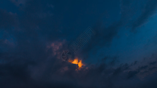 在山的日落云彩天空云景多云橙子灰蒙蒙太阳气氛射线风景梦幻背景图片