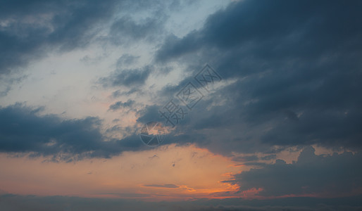 高山日出在山的日落云彩太阳气氛风景季节多云天空戏剧性射线橙子云景背景