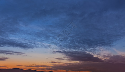 夜空中有云气氛日落戏剧性天气太阳蓝色阳光天堂风暴多云图片