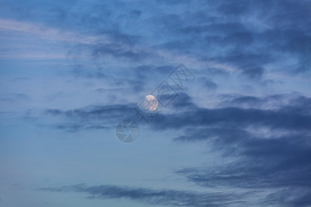 夜空中有云戏剧性阳光风暴天气天堂太阳月亮日落多云气氛图片