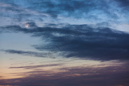 夜空中有云月亮戏剧性风暴多云蓝色日落天堂阳光气氛太阳图片