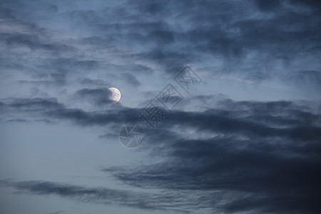 夜空中有云天堂多云气氛戏剧性日落月亮太阳蓝色风暴天气图片