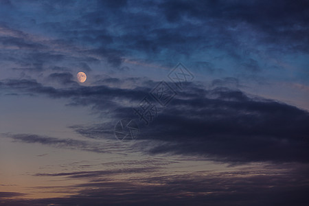 夜空中有云蓝色月亮天堂戏剧性阳光日落太阳风暴天气多云图片