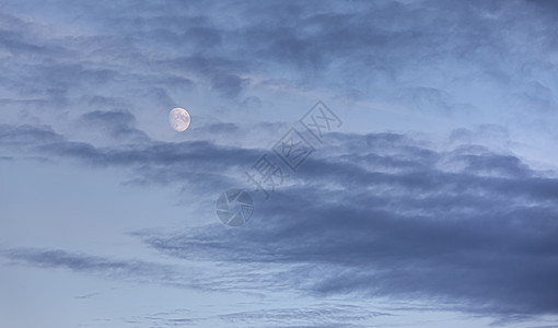 夜空中有云气氛日落蓝色多云月亮风暴阳光戏剧性太阳天堂图片