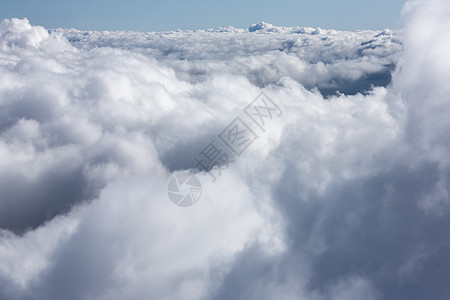 美丽的天空与云云气氛晴天天际蓝色地球白色空气多云飞机环境图片