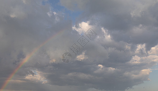 天空中的彩虹天气风暴戏剧性空气雨天灰云蓝色地平线城市灰色背景