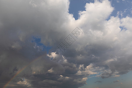 天空中的彩虹蓝色戏剧性场景多云地平线灰云空气灰色风暴城市图片