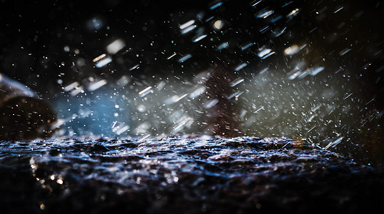 雨水滴落到石头上白色液体风暴雨滴棕色人行道黄色鹅卵石下雨季节图片