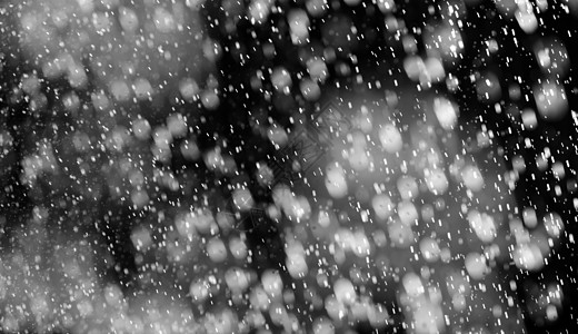 黑色背景上的水滴雨滴流动倒台倾盆大雨火花瀑布飞沫露滴飞溅雨量图片