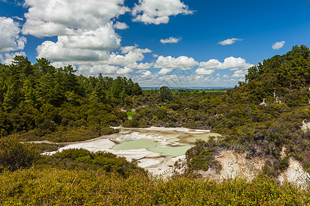 新西兰Waiotapu热热区绿松石湖公园沸腾蒸汽喷泉森林矿物弹簧火山风景岩石图片
