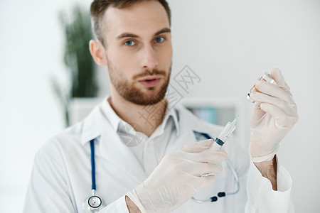 注射针管研制薄膜注射器的疫苗接种和防护手套中含有液体的医生图片