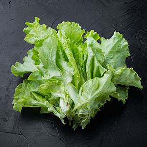灰绿色生菜沙拉叶 黑色背景图片