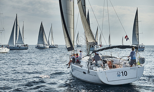 克罗地亚 地中海 2019 年 9 月 18 日 帆船参加帆船赛 船队关掉船 倒影在水面上 白帆 船尾号 紧张的比赛图片