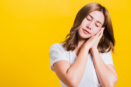 女人的情绪疲倦和困睡 她假装睡觉时用双手一起做梦图片