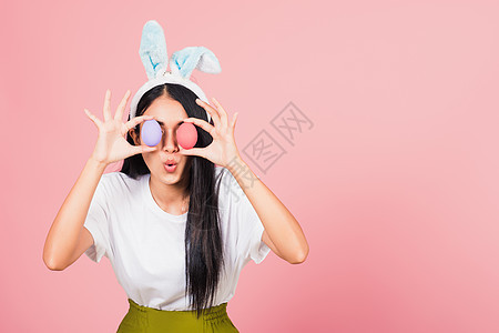 女人笑着穿着兔子耳朵 带着丰富多彩的复活节鸡蛋传统装饰眼睛女士假期微笑乐趣节日家庭幸福图片