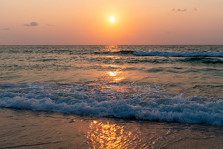 海浪海滩夏季充满了多彩的活力 日出或日落的背景景色在度假气候阳光蓝色情调椰子天空天际海岸旅行地平线图片