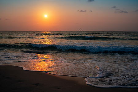 海浪海滩夏季充满了多彩的活力 日出或日落的背景景色在度假天堂海岸叶子天际处女情调蓝色天空橙子太阳图片