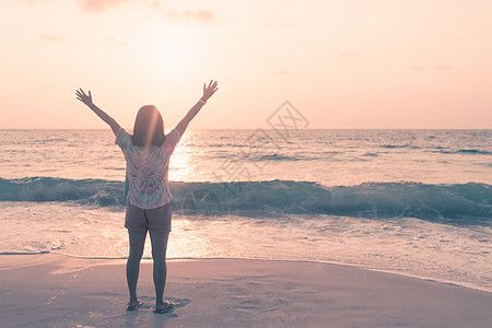 女人举起手去天上旅行 带着夏天的海滩自由环游世界身体女孩海浪自由支撑乐趣女士日落女性裙子图片