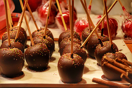 在街头摊位的巧克力苹果酱甜点细雨坚果食物涂层水果乐趣胡桃小吃焦糖图片