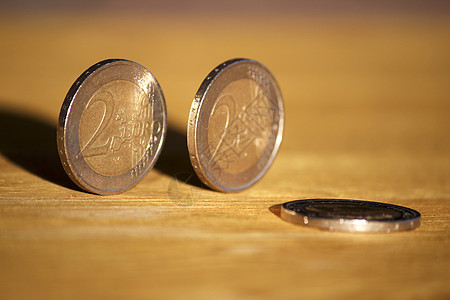 木板上三个欧元硬币货币现金金属速度木头进步成功经济金融信用图片