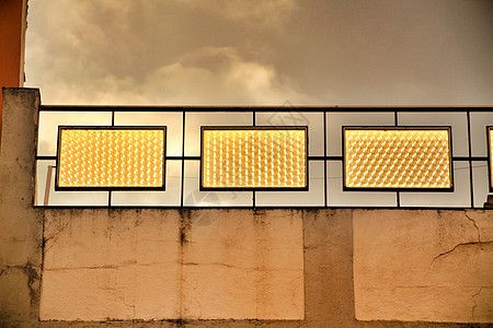 建筑物黄昏时分反射金光的水晶灰色艺术图形阳台绘画天空窗户建筑流动火花图片