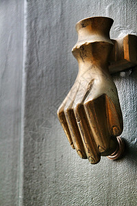 旧绿色木制门上有手形状的金色门窗宏观手指木头房子门把手入口装饰古董黄铜青铜图片