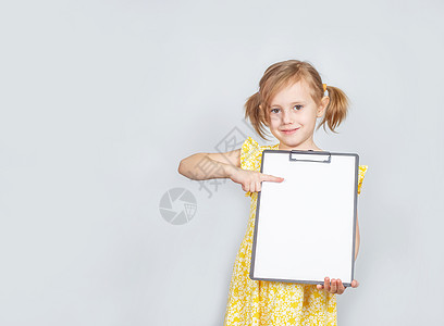 小白种女孩拿着剪贴板 带空白纸 有复制空间女性金发女郎手势女孩女儿横幅摄影冒充微笑标语图片