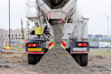 在建筑工地交付的 从混合卡车上排放出来的预备混混混混半干干混凝土工作推土机力量机器机械货车水泥技术建造运输图片