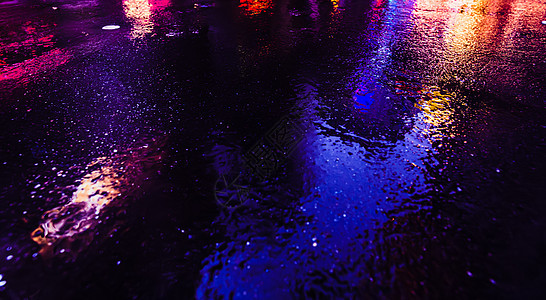 纽约公约 的照明和夜光灯市中心街道建筑正方形时间反射城市下雨人行道强光图片