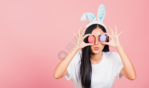 女人笑着穿着兔子耳朵 带着丰富多彩的复活节鸡蛋乐趣快乐传统装饰节日季节女孩工作室女性微笑图片