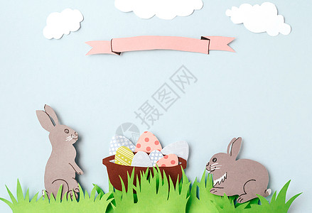 复活节快乐手工贺卡用纸兔装饰鸡蛋和绿草 文本空间 带复制空间的顶视图 水平方向图片
